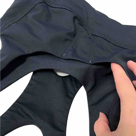 Lululemon Sports Bra Women’s 4 Black Front Pockets Racer back Cut Out - Picture 4 of 6